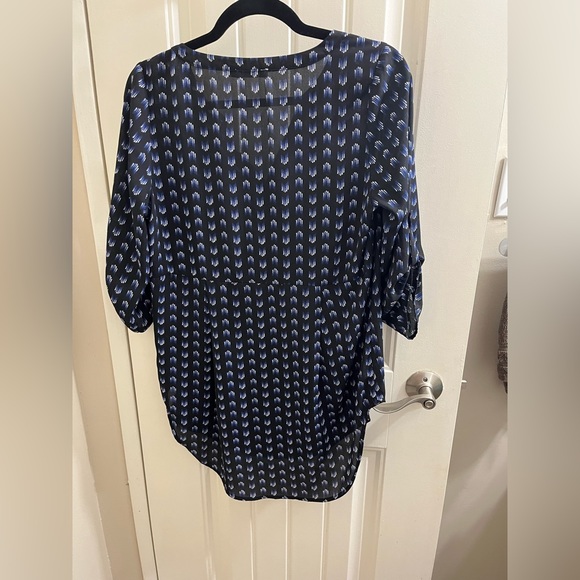 Ricki’s vneck blouse hi low hem. - Picture 3 of 3
